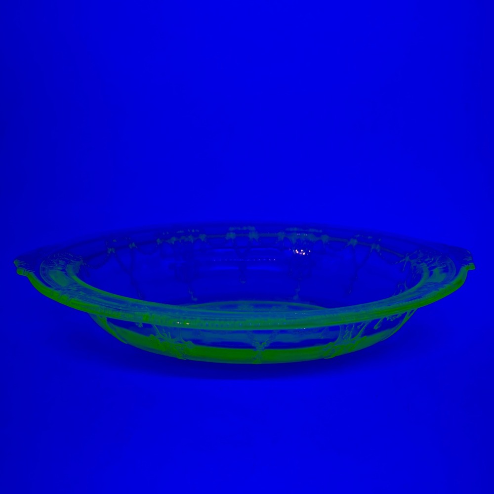 Vintage Green Uranium Glass Serving Bowl Etched Cameo‎ Garland Pattern UV Glow